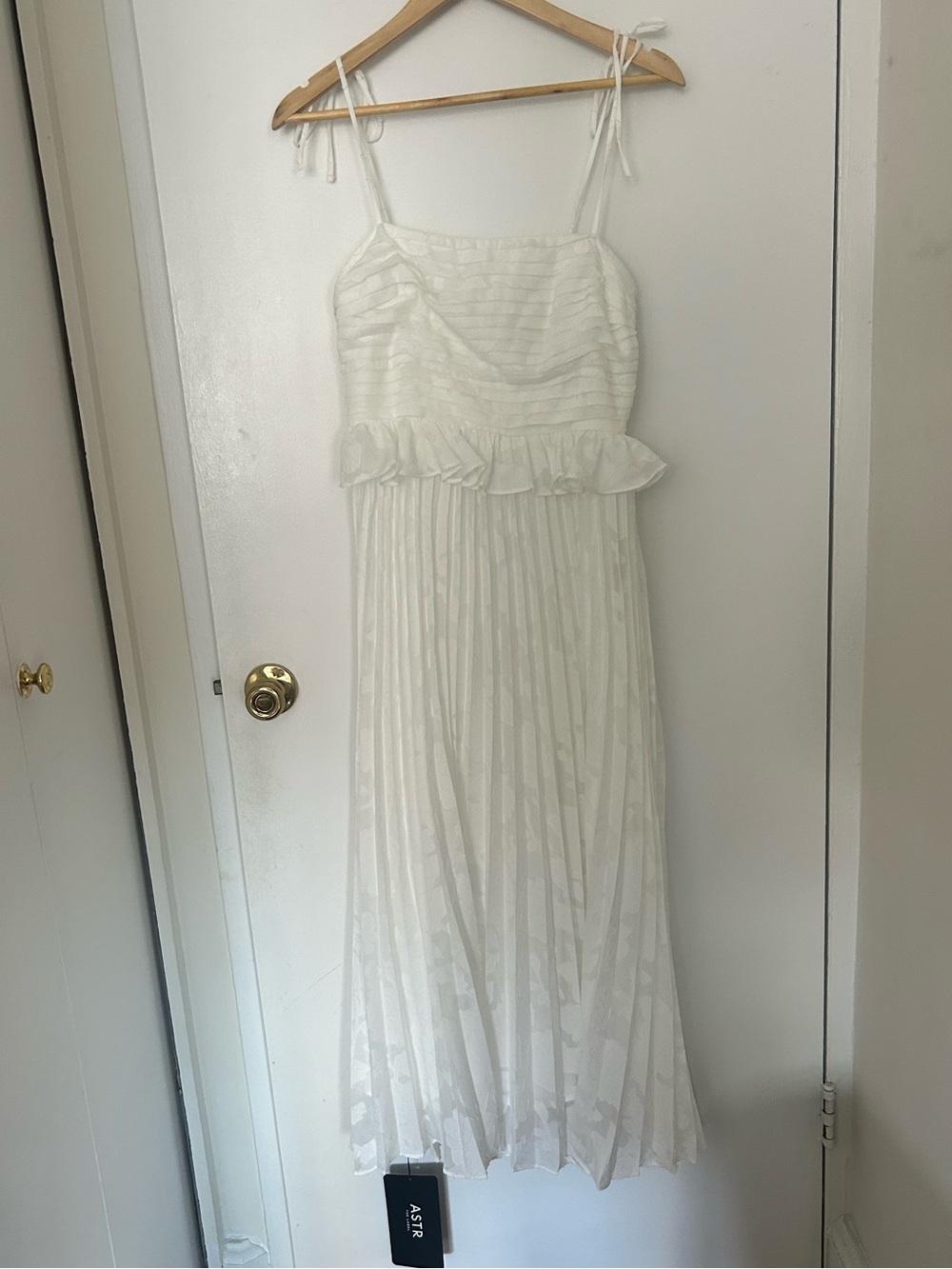 NWT ASTR The Label Emerys Pleated Midi Dress - Picture 6 of 10